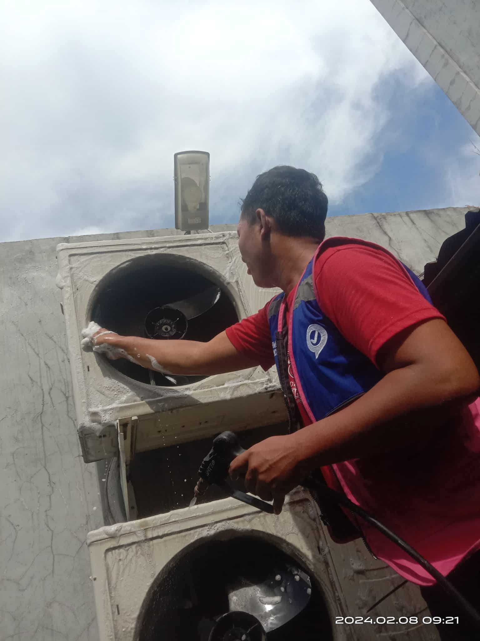 teknisi Sejasa sedang mencuci outdoor AC