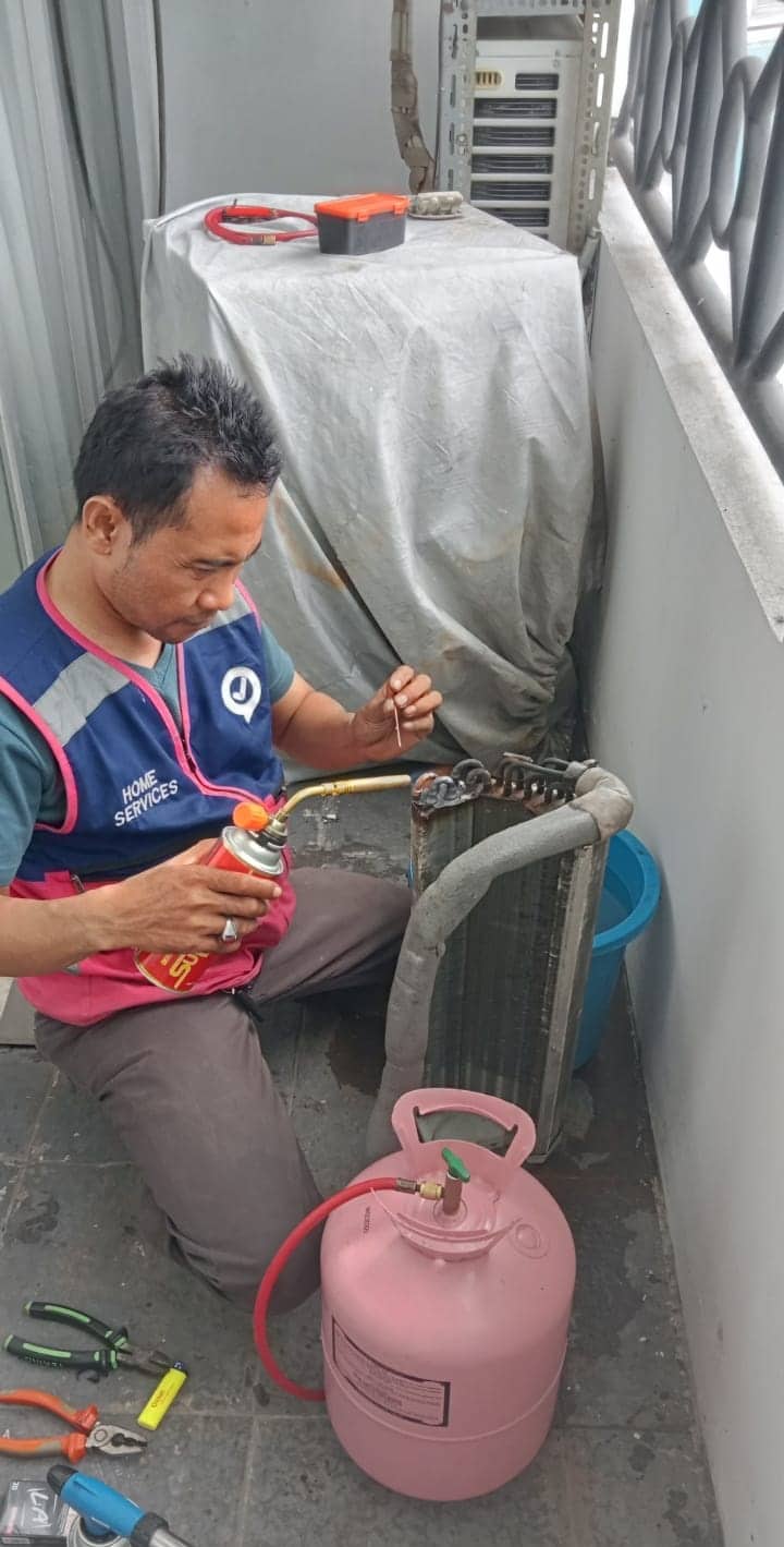 teknisi Sejasa sedang melakukan pengecekan freon